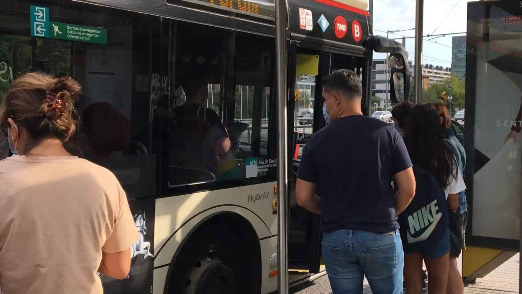 Pasajeros suben a un bus en Les Corts