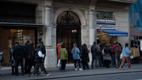 Colas de gente en la administración de Lotería del Gato Negro de Barcelona