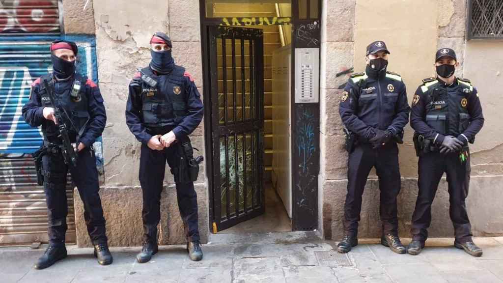 Mossos y Guardia Urbana en un narcopiso del Raval