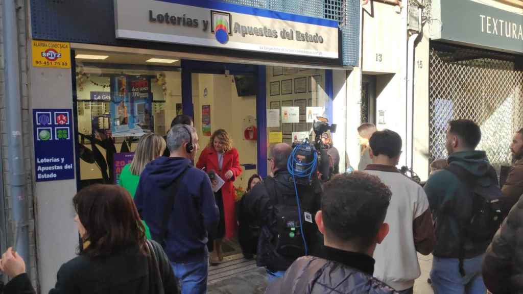 Los medios rodean la administración premiada en Badalona