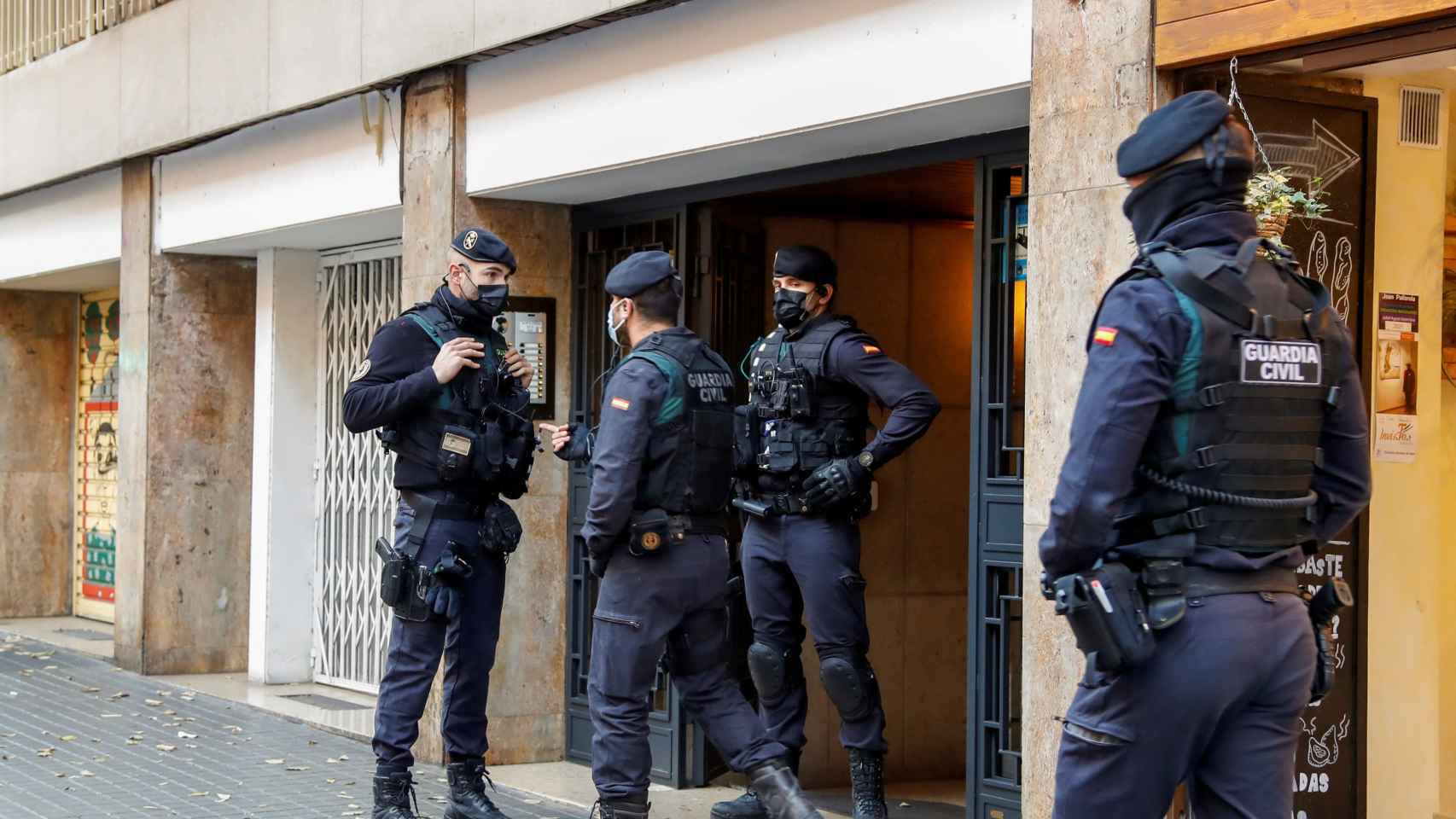 Agentes de la Guardia Civil en la calle de Sepúlveda de Barcelona durante un operativo antidroga