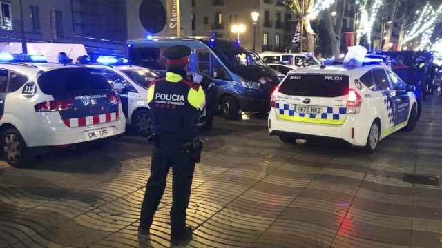 Coches de la Guardia Urbana y los Mossos durante un dispositivo de seguridad en Ciutat Vella