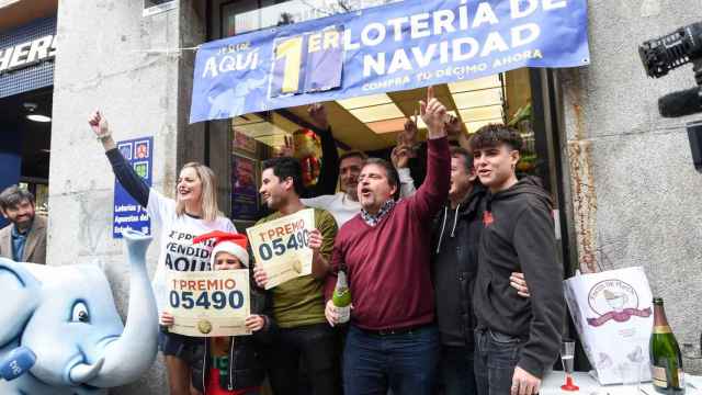 Empleados de la administración situada en la calle Arenal celebran que han vendido parte del número 5490 correspondiente al 'Gordo' del Sorteo Extraordinario de la Lotería de Navidad, a 22 de diciembre de 2022, en Madrid