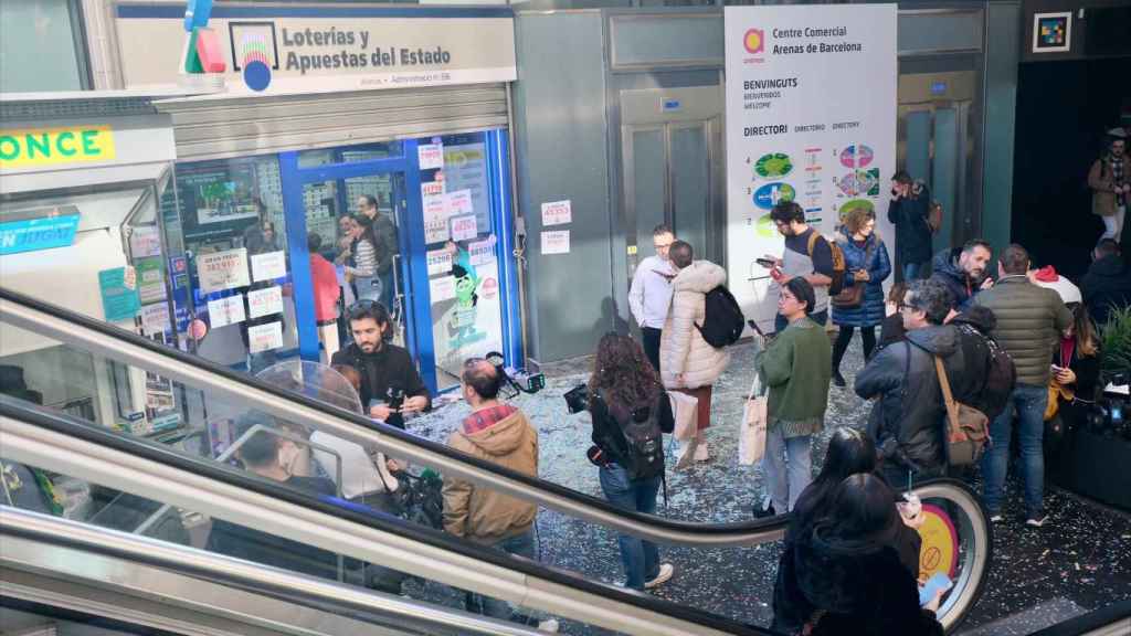 Tres quintos premios caen en el centro comercial Las Arenas de Barcelona