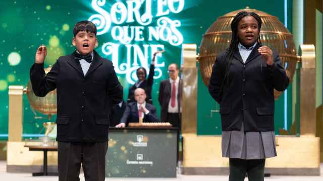Yesica Paola Valencia y Francisco Moreno cantan el primer premio, el número 88008, durante el Sorteo Extraordinario de la Lotería de Navidad 2023 en el Teatro Real de Madrid