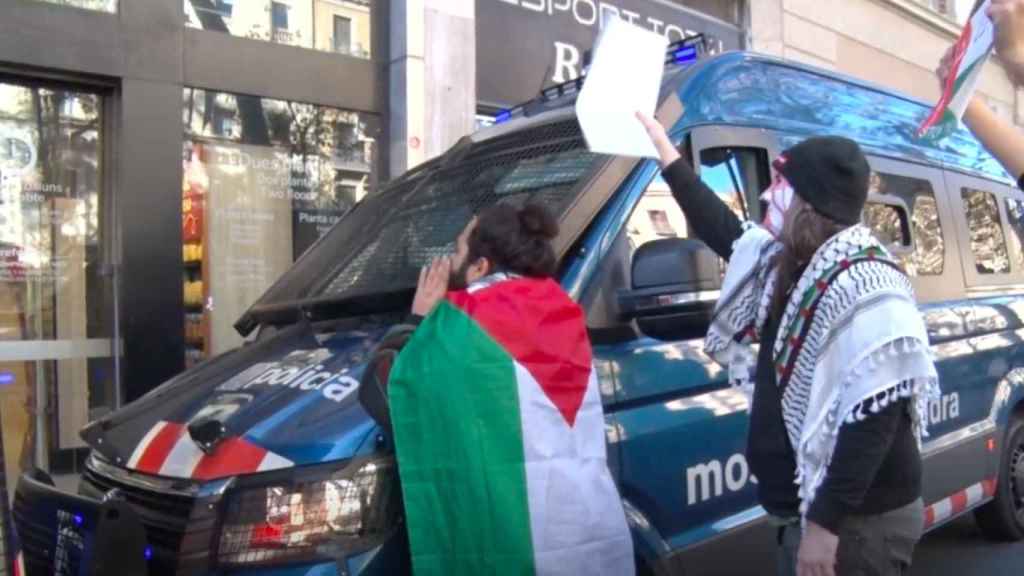 Protestantes contra la guerra en Gaza en la Rambla de Barcelona