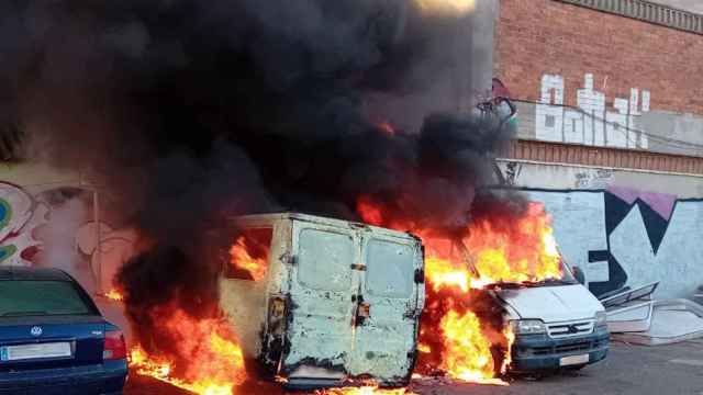 Arden dos furgonetas en L'Hospitalet de Llobregat