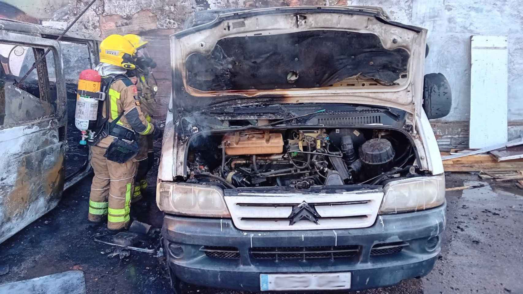 Furgoneta consumida por el fuego en L'Hospitalet de Llobregat