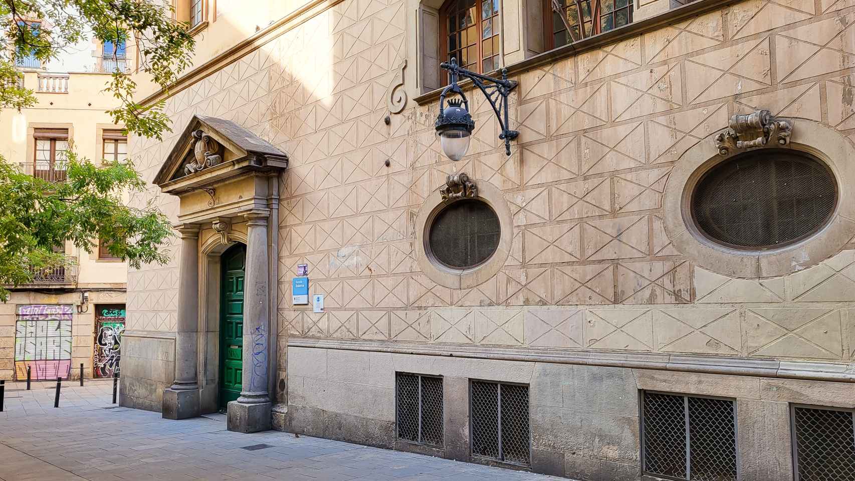 Imagen de la fachada de la Escuela Pública Àngel Baixeras
