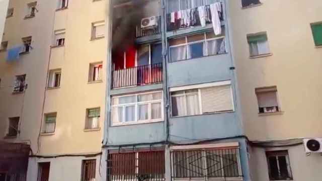 Arde la tercera planta de un edificio en el barrio de Sant Roc