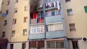 Arde la tercera planta de un edificio en el barrio de Sant Roc
