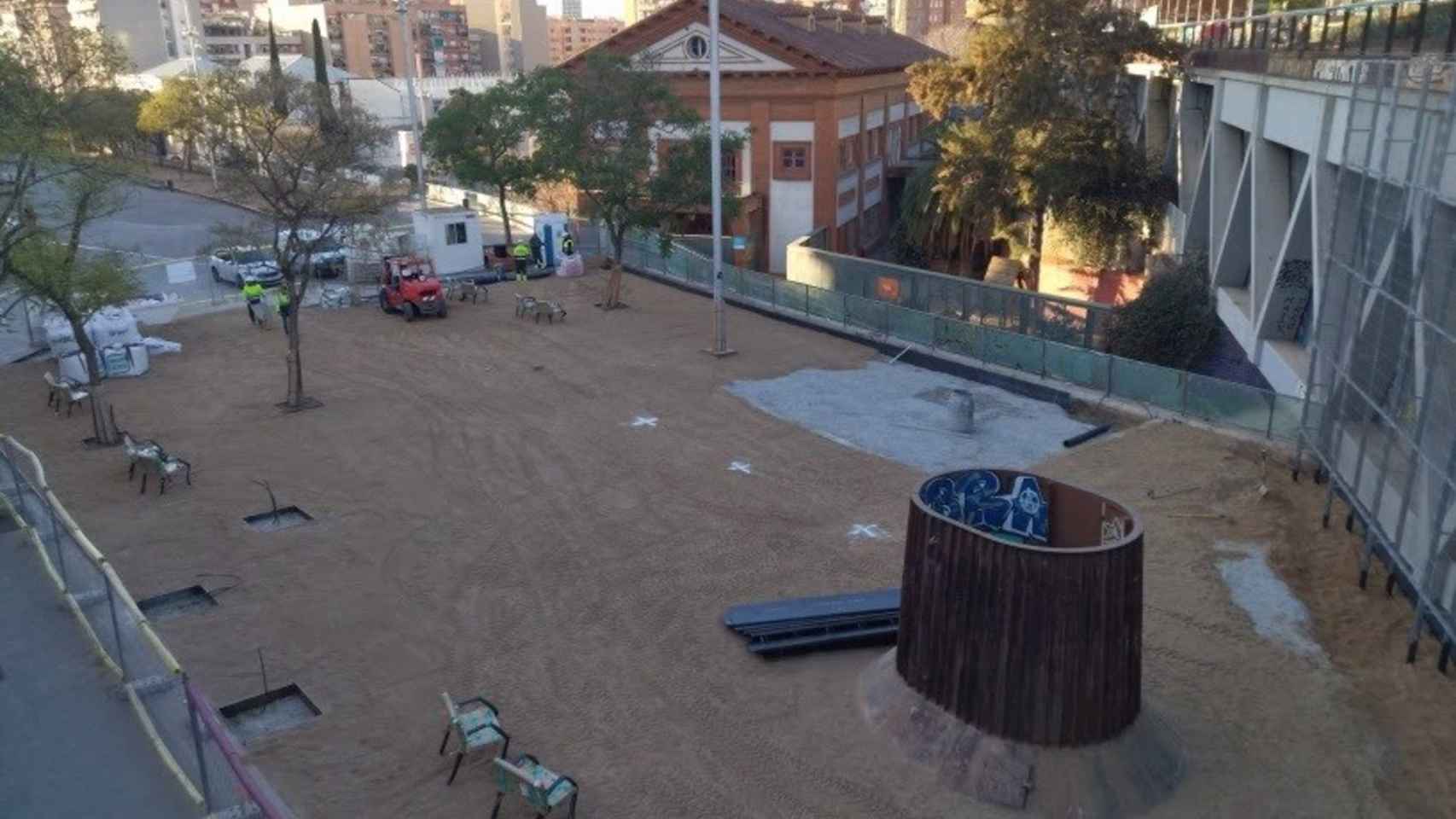 Espacio en el que el Ayuntamiento de Barcelona inicia las obras de un nuevo espacio para mayores y de juego infantil en Rambla de Badal