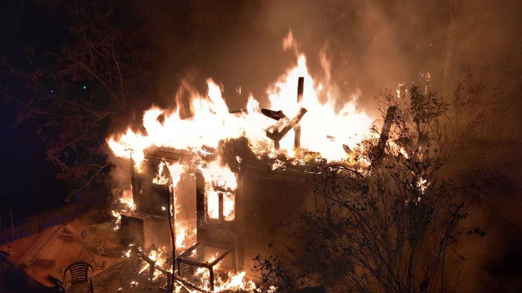 Una casa de dos plantas ha quedado completamente destruida