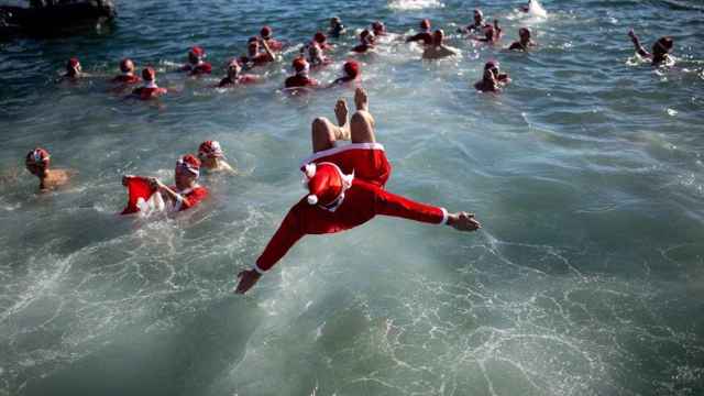 Los nadadores vestidos de Papá Noel en la carrera popular