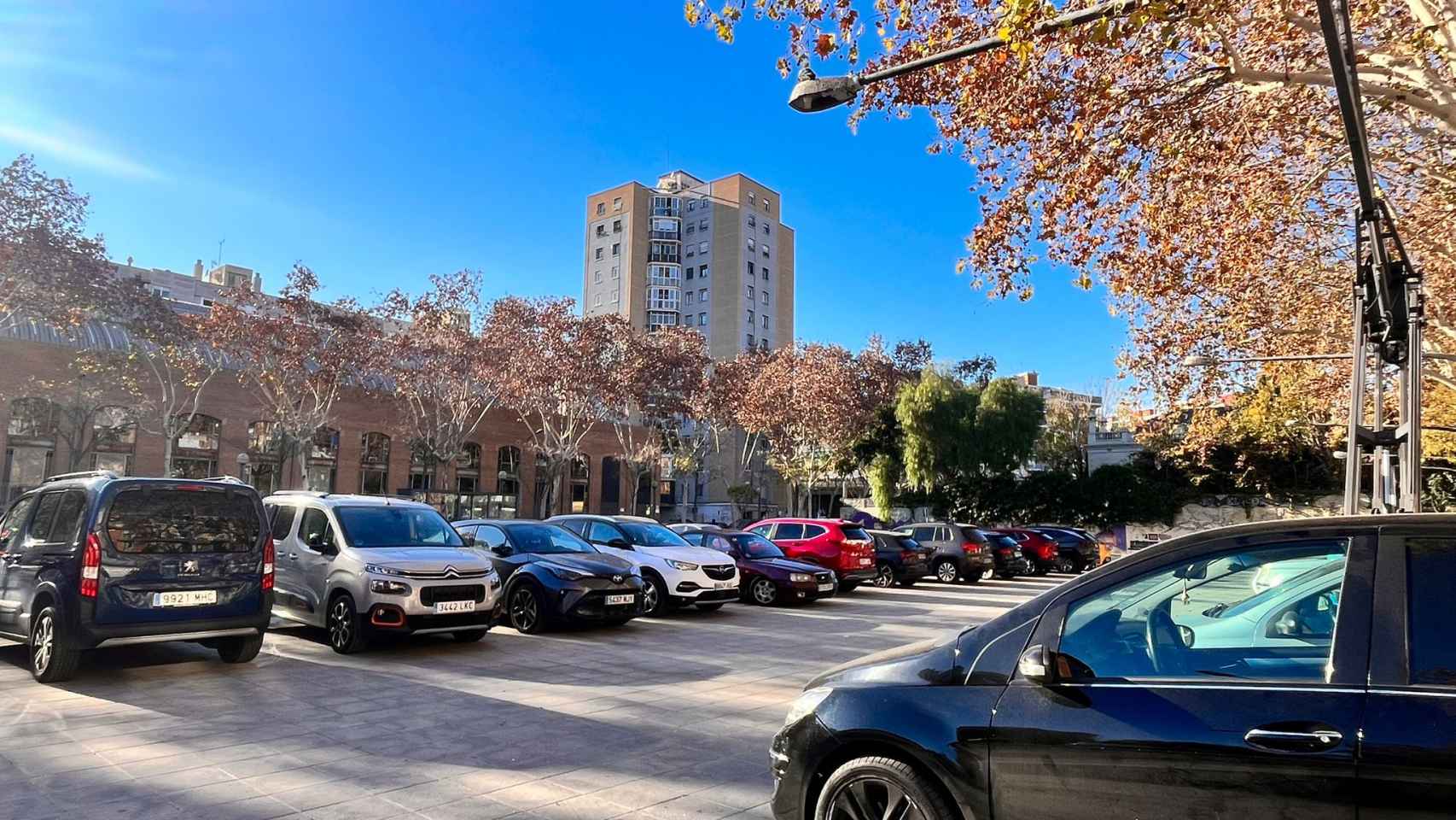 Coches estacionados en la plaza del mercado de Sant Roc