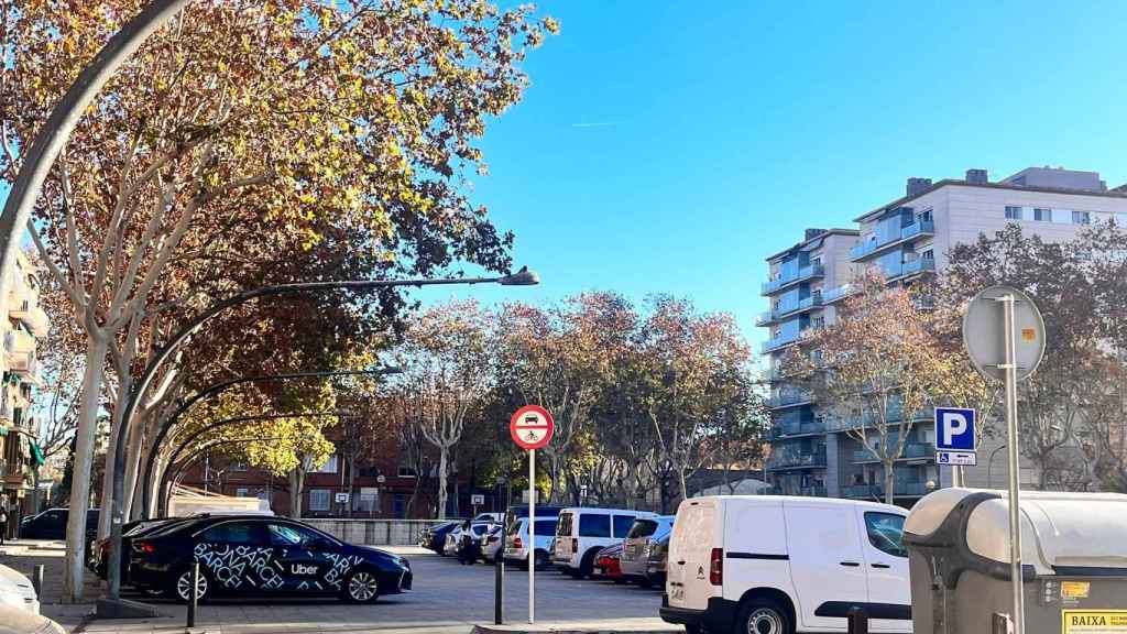 Decenas de coches invaden plazas de Badalona por Navidad