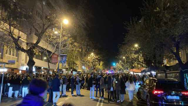 Una fiesta en la calle Mandri de Barcelona