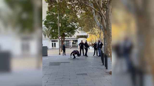 VÍDEO: La torpeza 'viral' de un mosso en Barcelona desata las risas en redes sociales