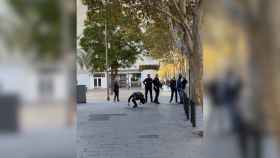 VÍDEO: La torpeza 'viral' de un mosso en Barcelona desata las risas en redes sociales