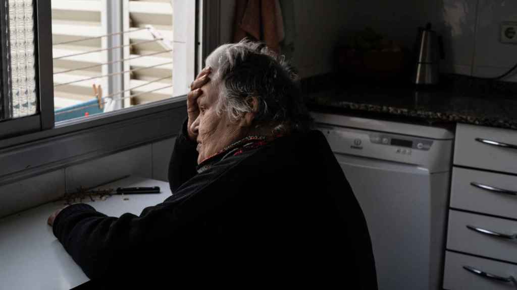 Paquita, la anciana vecina de un cuarto sin ascensor en Badalona