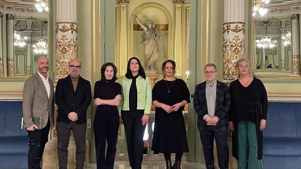 Presentación de la ópera 'Carmen', con Víctor Garcia de Gomar (Liceu), el escenógrafo Alfons Flores, la repositora Lucía Astigarraga, las cantantes Clémentine Margaine y Varduhi Abrahamyan, Josep Pons (Liceu) y la encargada de vestuario Mercè Paloma