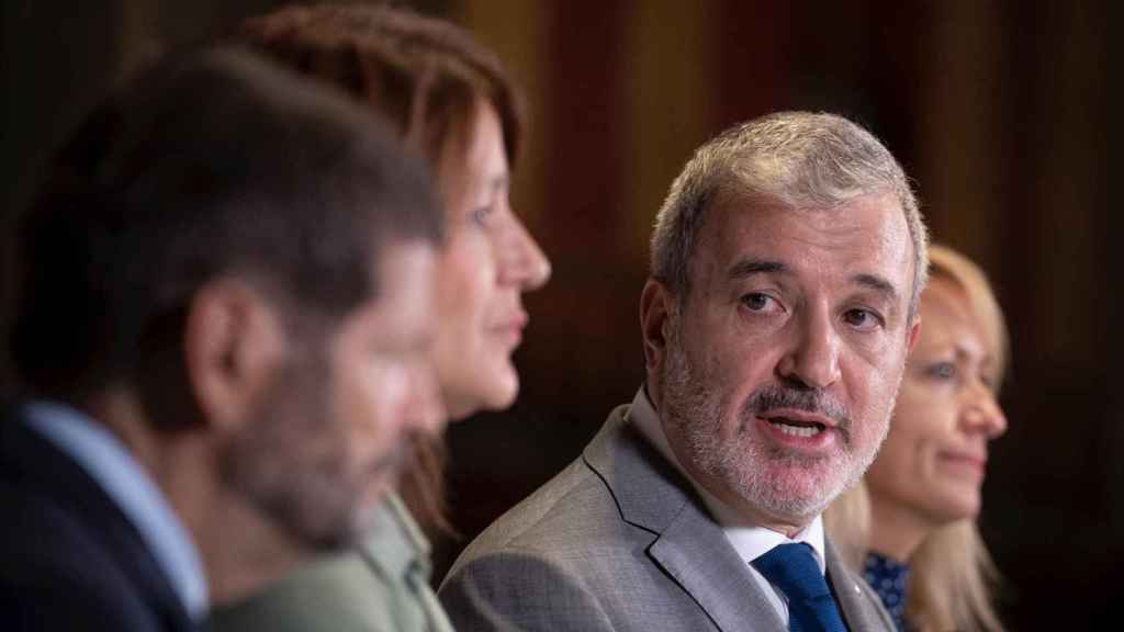 Jaume Collboni, con su equipo de gobierno en el Ayuntamiento de Barcelona