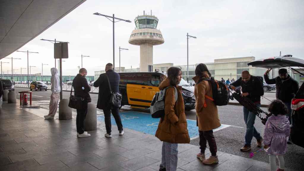 Passatgers esperant un taxi a l'Aeroport de Barcelona