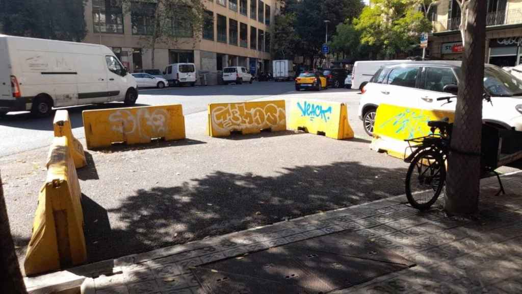 Bloques de hormigón para delimitar una terraza provisional en Barcelona