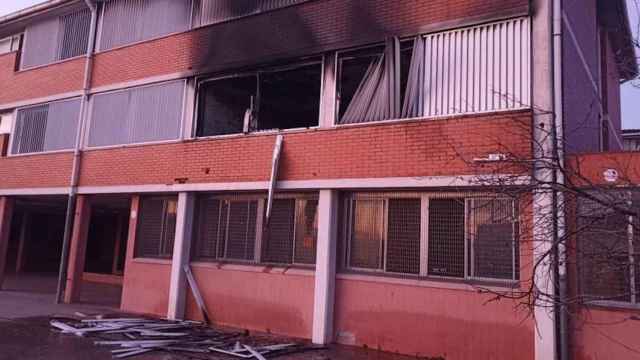 Imagen del laboratorio incendiado en un instituto de Sant Vicenç del Horts