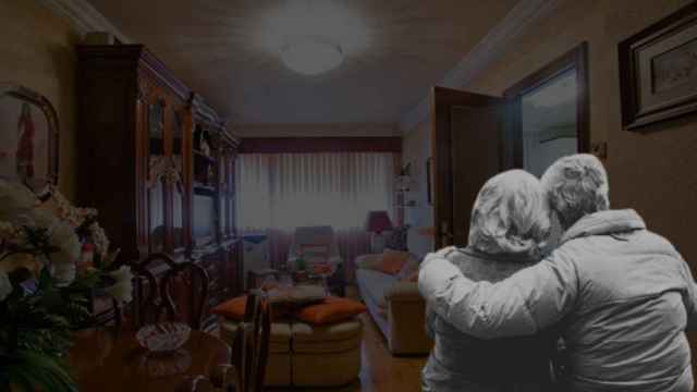 Dos ancianas en un fotomontaje abrazándose en el salón de una casa