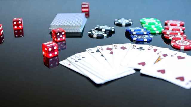Dados, fichas y cartas de póker