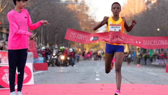 La corredora keniana Beatice Chebet vence y bate el récord del mundo de los 5 kilómetros en ruta durante la popular Cursa dels Nassos de Barcelona este domingo.