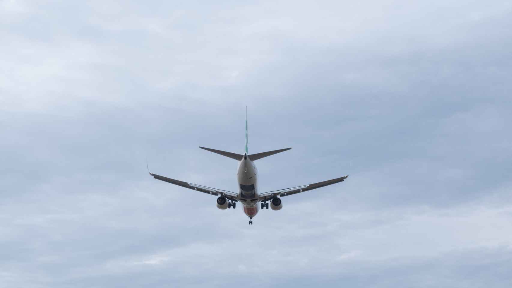 Un avión llegando al aeropuerto del Prat de Llobregat