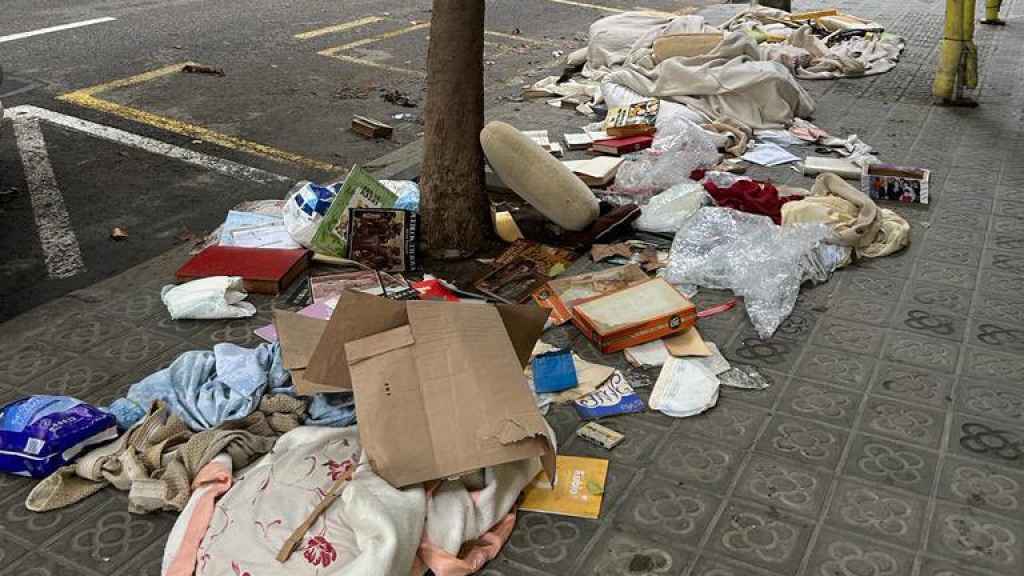 Suciedad en la superilla de Sant Antoni