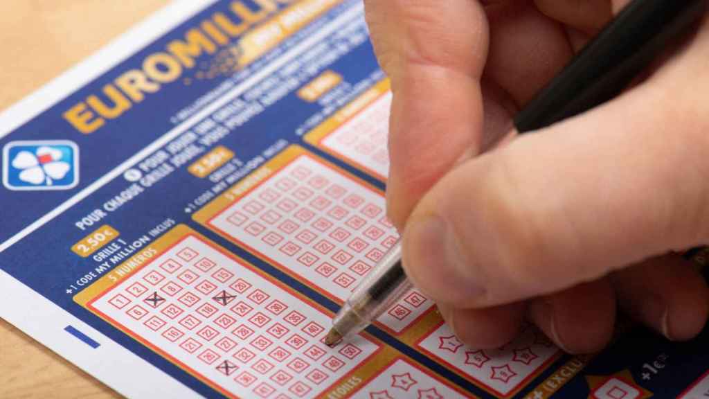 Persona rellenando una papeleta del sorteo de Euromillones