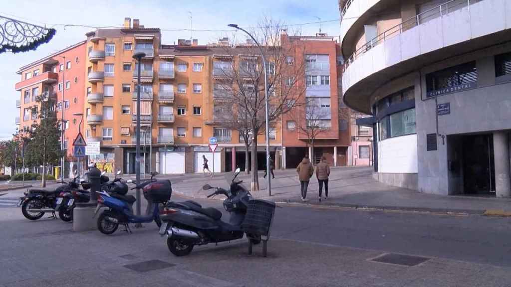 Motos aparcadas en la acera en Terrassa