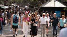 Barceloneses y turistas paseando por las Ramblas, una de las zonas más turísticas de la ciudad