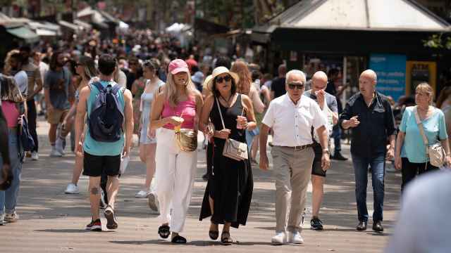Barceloneses y turistas paseando por las Ramblas, una de las zonas más turísticas de la ciudad