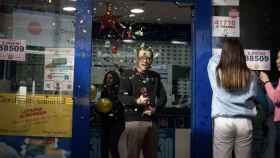 Una administración de Barcelona celebrando el sorteo de la Lotería de Navidad