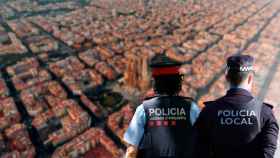 Fotomontaje de un mosso d'esquadra y un guardia urbano en Barcelona