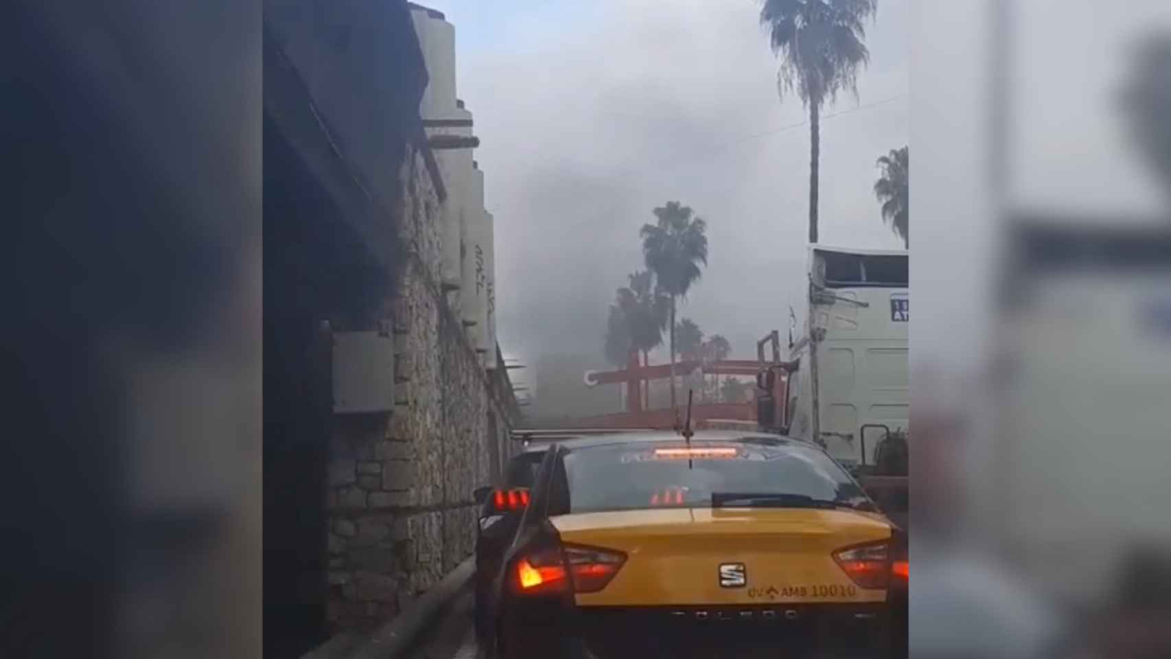 Cortada la ronda Litoral de Barcelona por el incendio de un vehículo