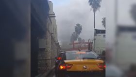 Cortada la ronda Litoral de Barcelona por el incendio de un vehículo