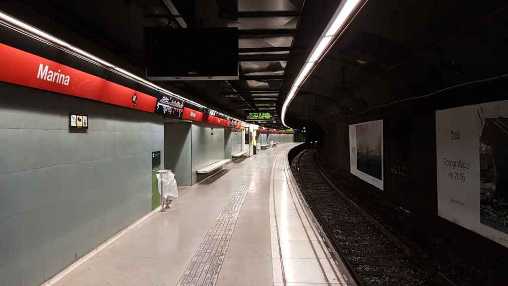 Interior de la estación de metro de la Marina, en Barcelona