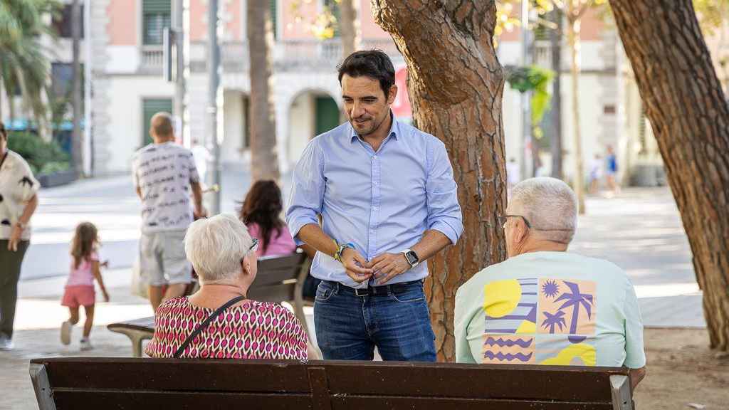 Manu Reyes, alcalde de Castelldefels, hablando con los vecinos del municipio