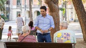 Manu Reyes (PP), alcalde de Castelldefels, hablando con los vecinos del municipio