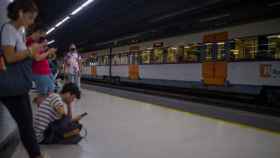 Imagen de archivo de unos usuarios de Rodalies esperando un tren en Barcelona