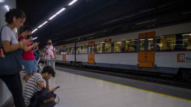 Imagen de archivo de unos usuarios de Rodalies esperando un tren en Barcelona