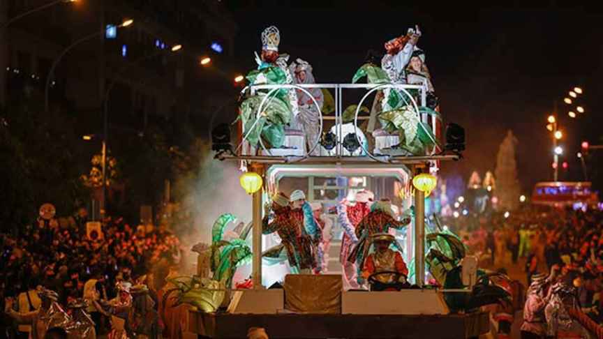 Horarios e Itinerarios de Todas las Cabalgatas de Reyes Magos de Barcelona 2025