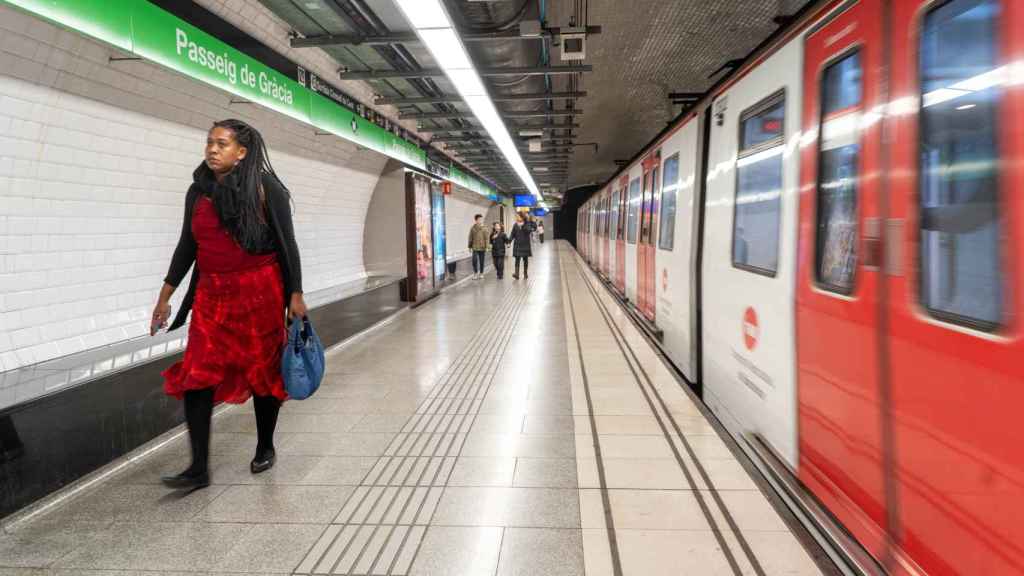 Pasajeros en la línea L3 del metro de Barcelona