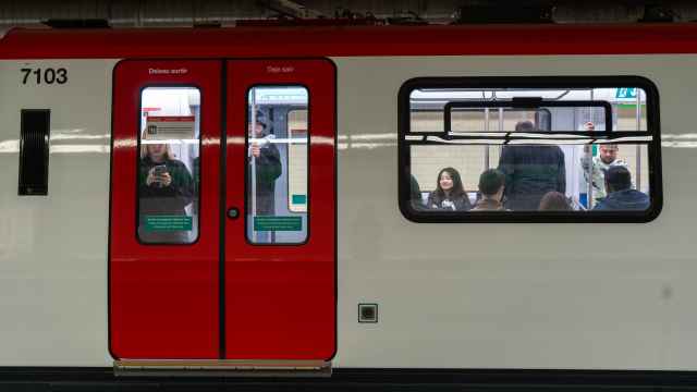 Vagón con pasajeros del metro de Barcelona